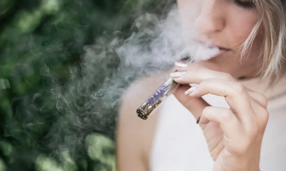 Ma e-cigarette produit un goût de brûlé : les causes et solutions à adopter