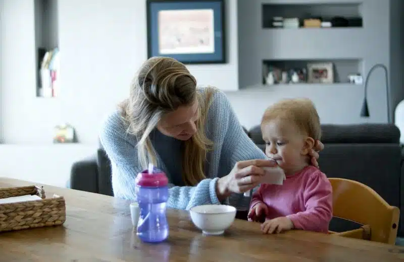 Comment trouver une aide à domicile de confiance pour la garde de vos enfants