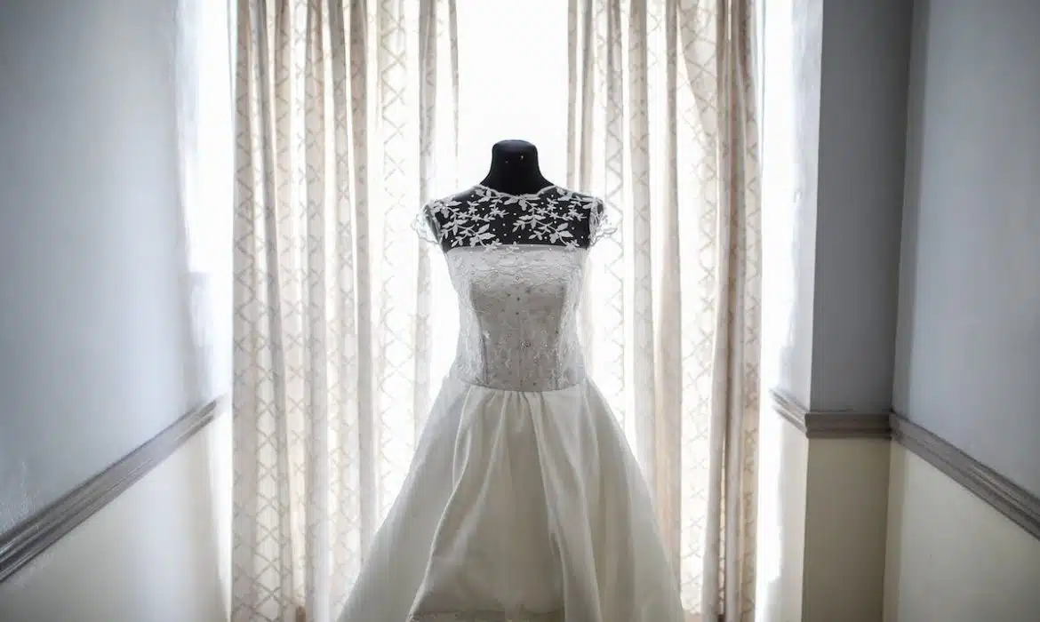 Les couleurs de robes pour un mariage civil qui feront ressortir votre bronzage