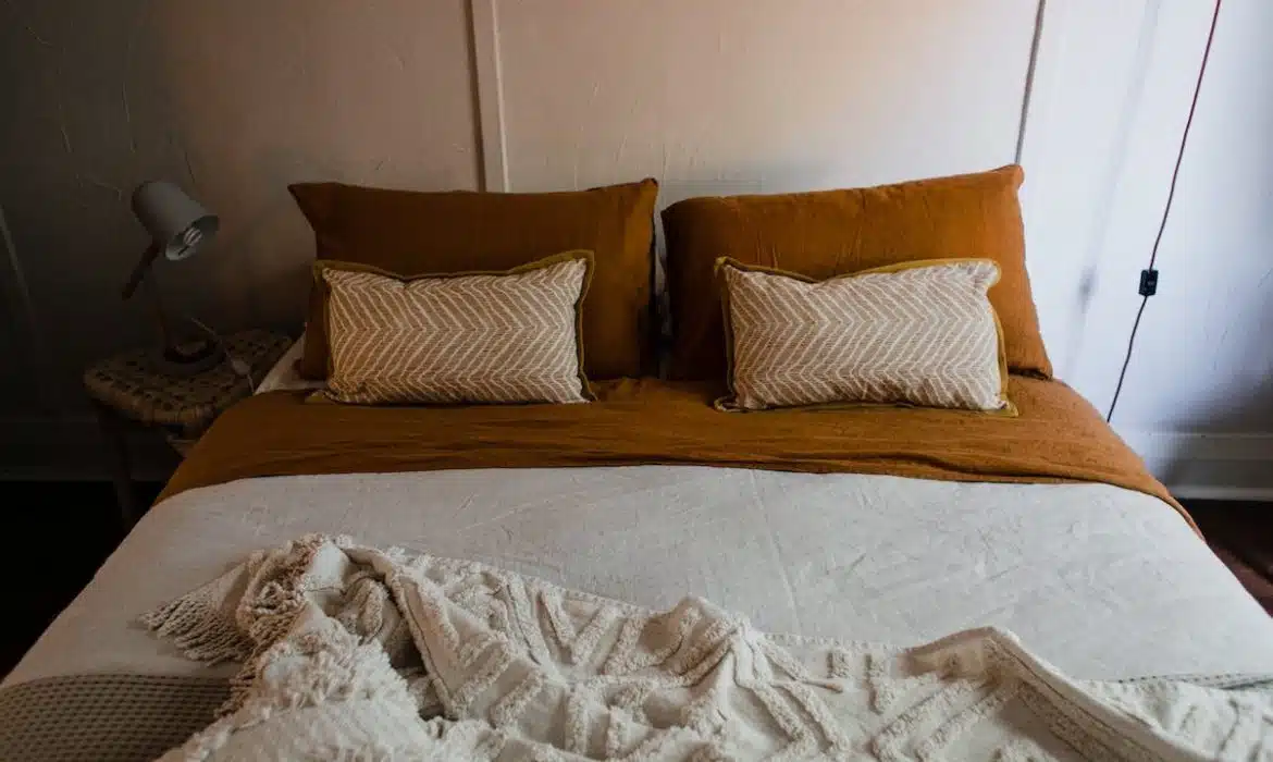 Comment bien associer sa parure de lit 70×140 avec la décoration de sa chambre