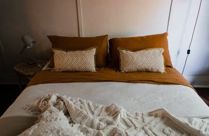 Comment bien associer sa parure de lit 70×140 avec la décoration de sa chambre