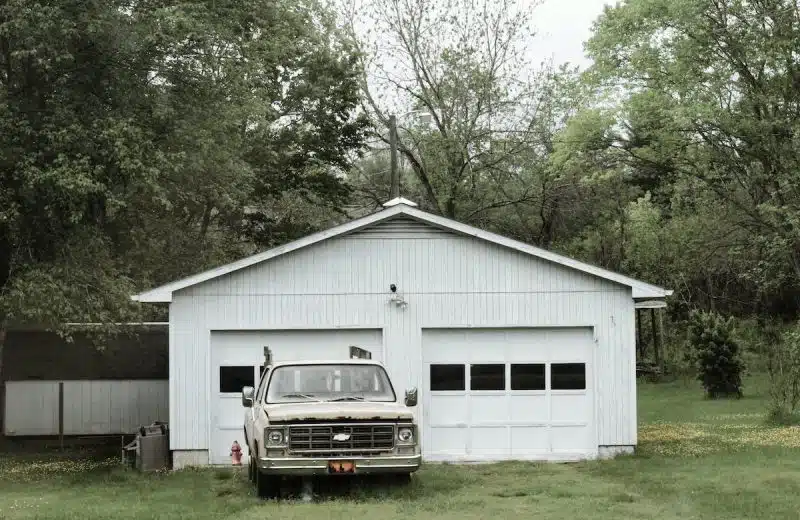 Les avantages d’opter pour un carport en bois pas cher pour protéger votre voiture