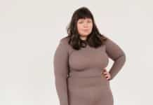 Comment mettre en valeur vos courbes avec une robe adaptée aux femmes petites et rondes