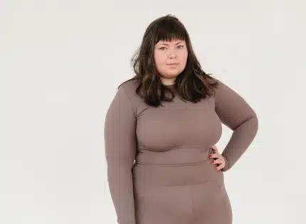 Comment mettre en valeur vos courbes avec une robe adaptée aux femmes petites et rondes