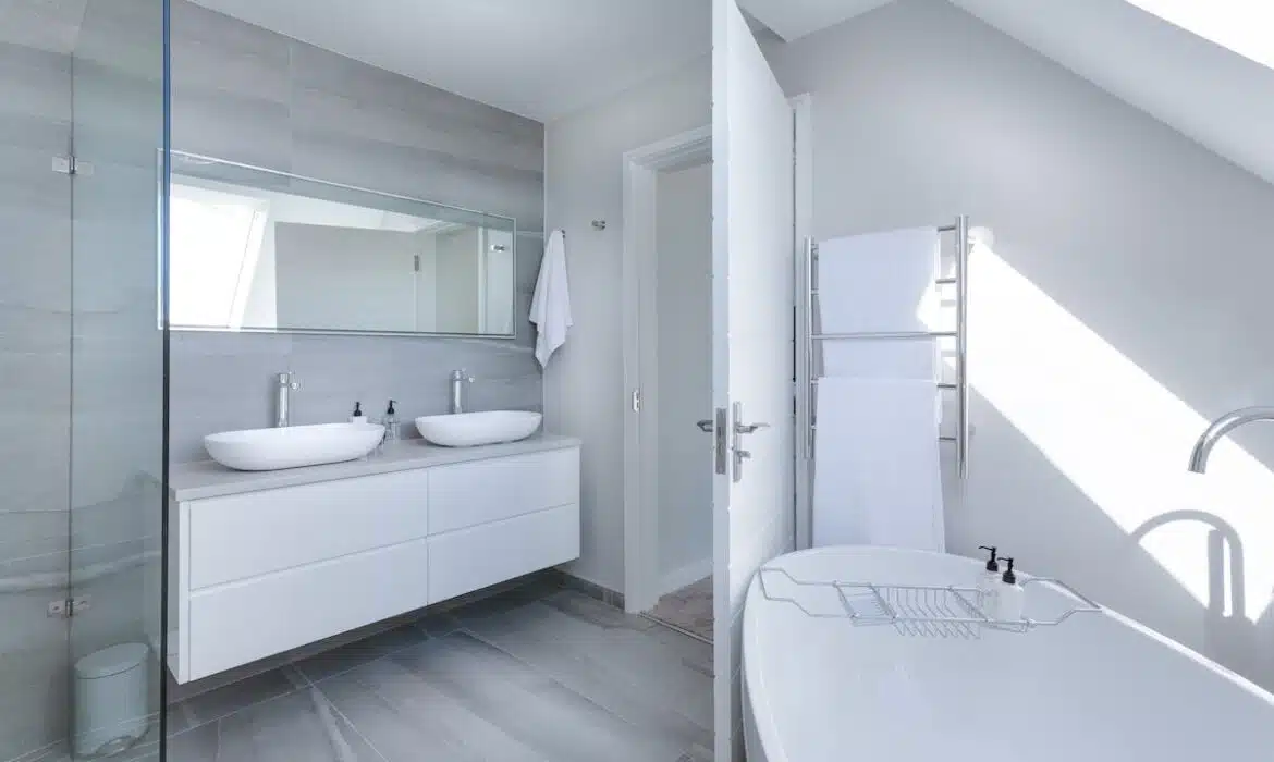 Carrelage blanc salle de bain : 22 idées inspirantes en photos pour une salle de bain immaculée !