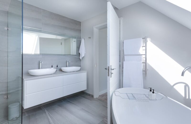 Carrelage blanc salle de bain : 22 idées inspirantes en photos pour une salle de bain immaculée !