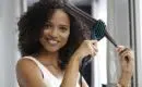 Bien choisir sa brosse démêlante pour cheveux bouclés