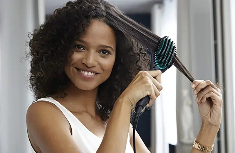 Bien choisir sa brosse démêlante pour cheveux bouclés