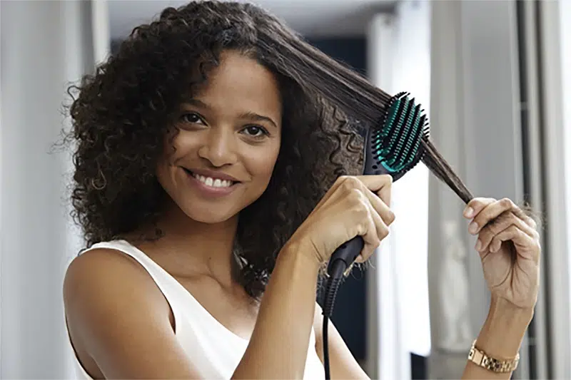 Bien choisir sa brosse démêlante pour cheveux bouclés