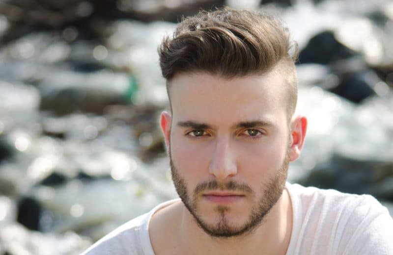 Coupe de cheveux courte pour homme