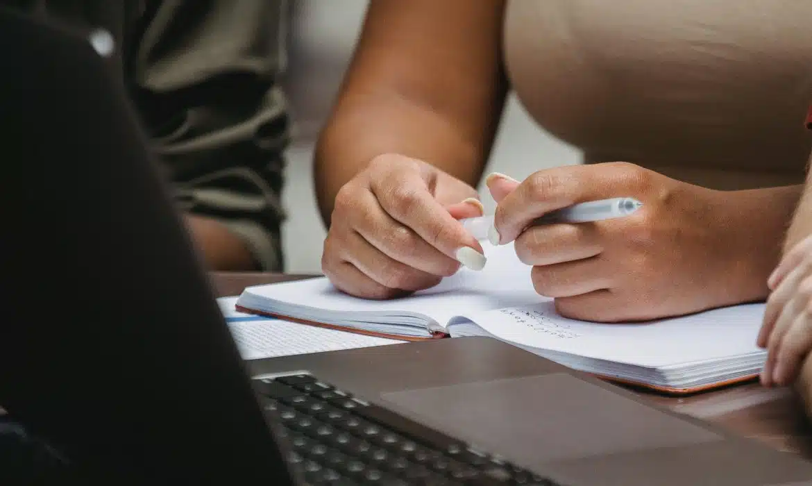 Pourquoi adopter le cahier de texte numérique pour une gestion efficace des cours