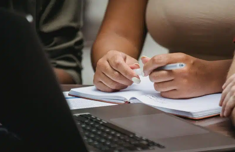 Pourquoi adopter le cahier de texte numérique pour une gestion efficace des cours