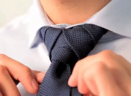 Comment nouer une cravate ?
