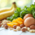Aliments riches en vitamine B sur table blanche