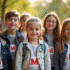Enfants français portant des noms commençant par M dans un parc