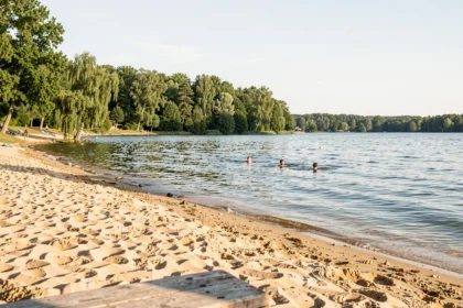 Lac et plage de la base de loisirs de Bois-le-Roi en été