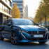 Peugeot 408 hybride sur une rue urbaine moderne en journée