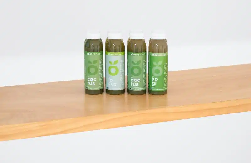 4 bouteilles avec autocollants verts de la marque