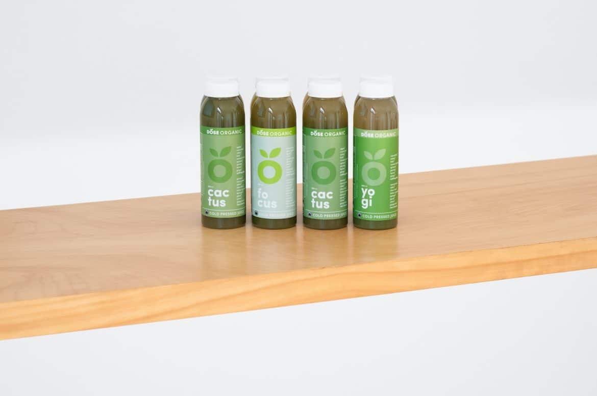 4 bouteilles avec autocollants verts de la marque