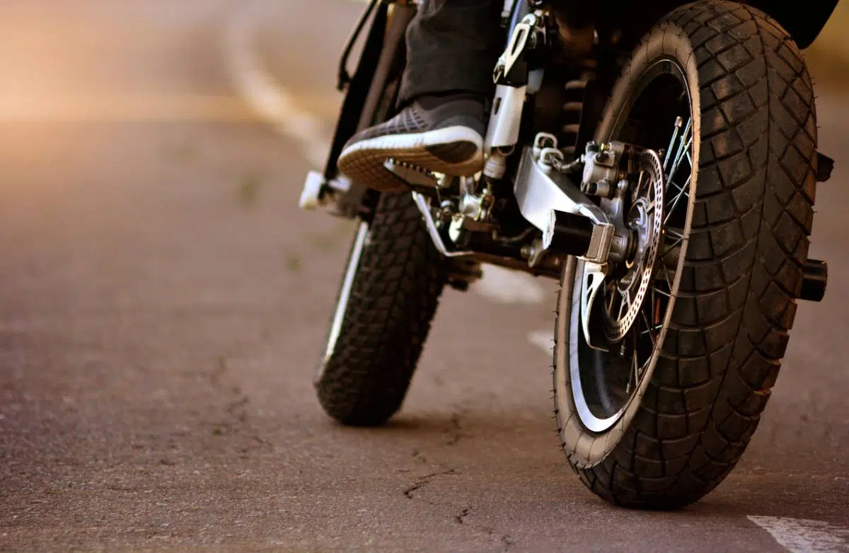 Un homme sur une moto